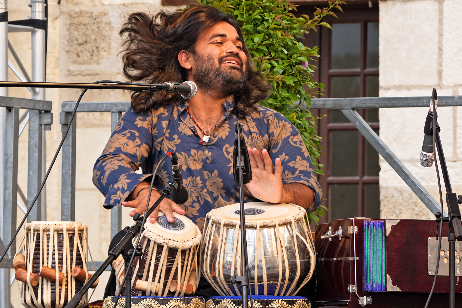 Teepu Khan jouant des tablas